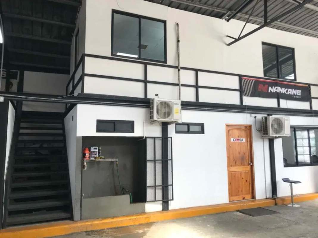 Workshop space with mezzanine, stairs, AC units Santa Elena Parque Lefevre Panama