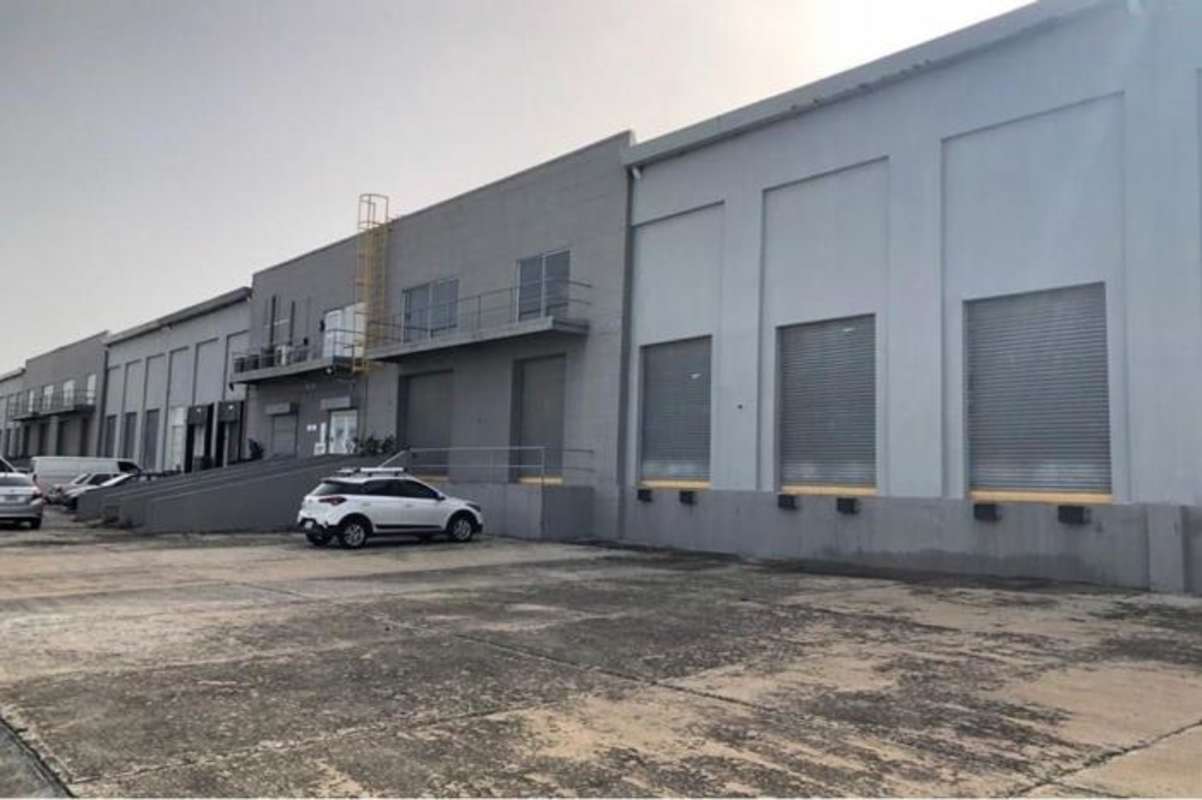 Warehouse with 15 loading docks and parking in Tocumen Distribution Center Panama City.