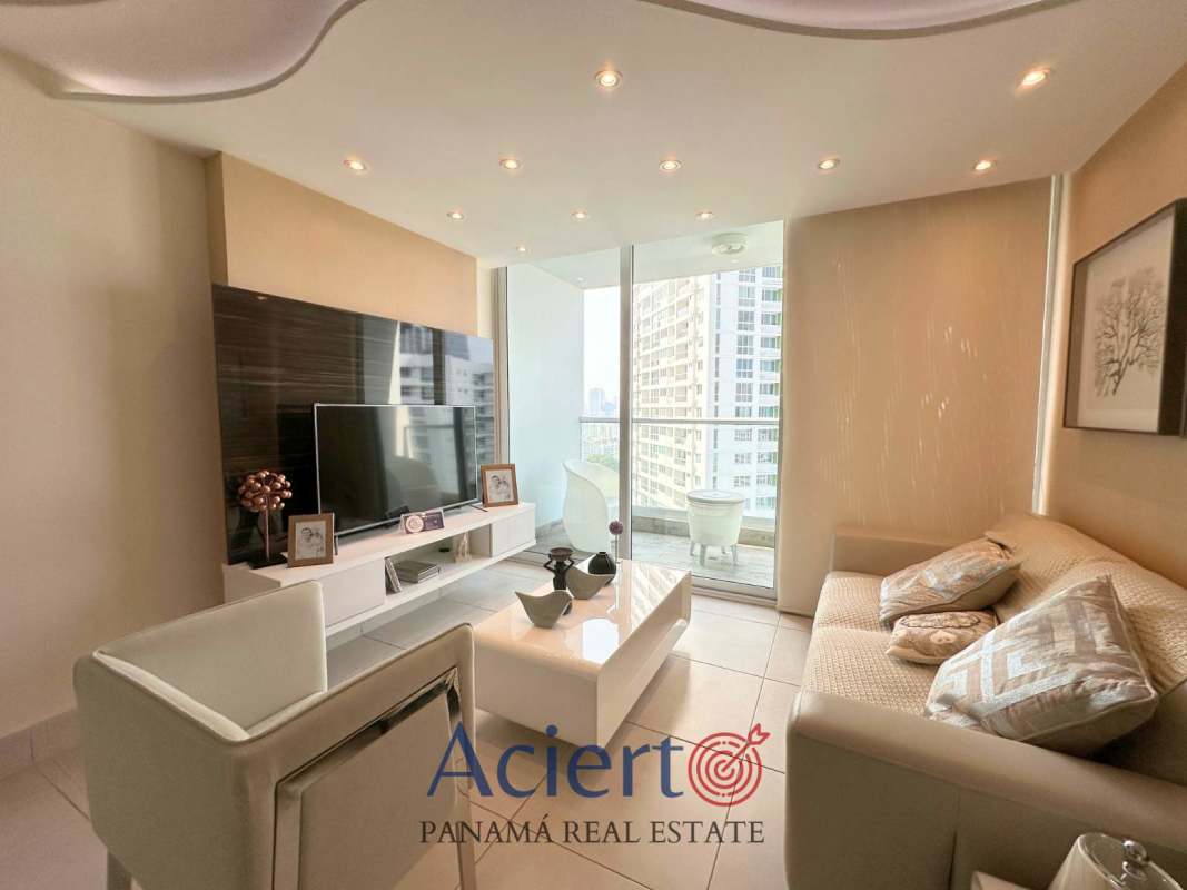 Kitchen with imported finishes, cabinets and appliances in PH Vivendi Green Panama City