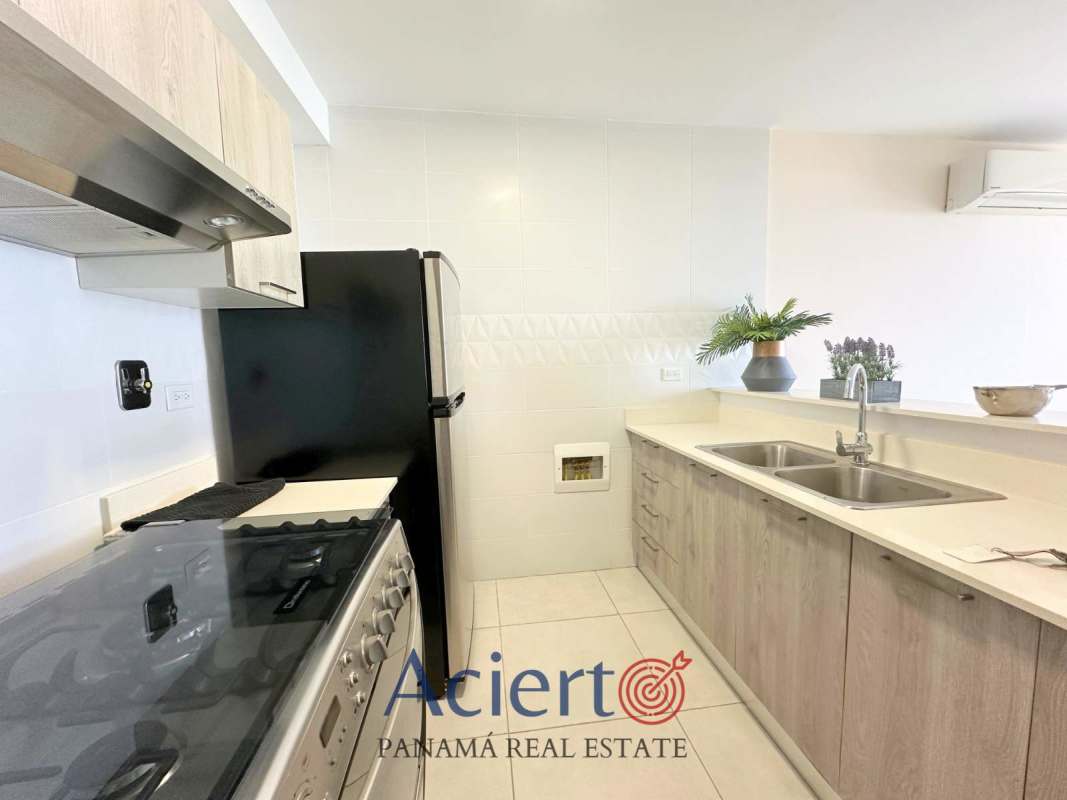 Bedroom with natural light and built-in closet in PH Vivendi Green Panama