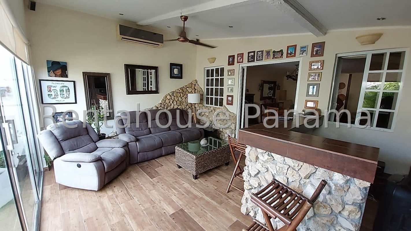 Bedroom with wood floors, built-in closet, AC in house La Fontana Chanis Panama City