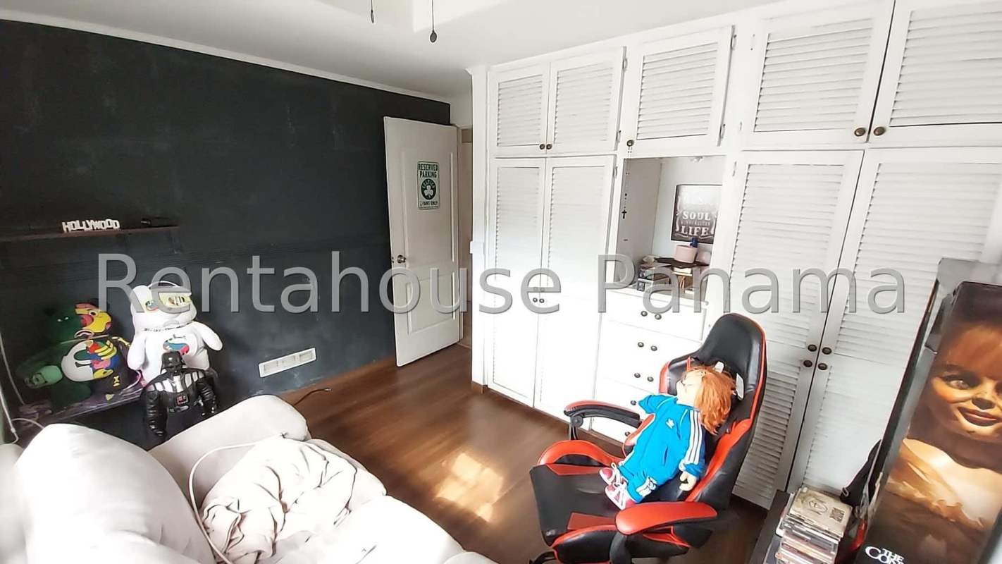 Bathroom with vessel sink, mosaic accents, glass-enclosed shower La Fontana Chanis Panama