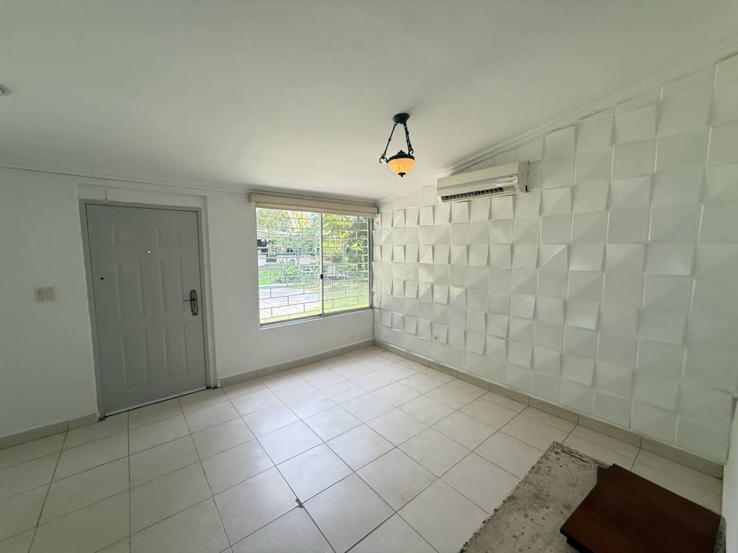 Living room with large windows, ceiling fan and split AC Altos de Balboa Ancón Panama