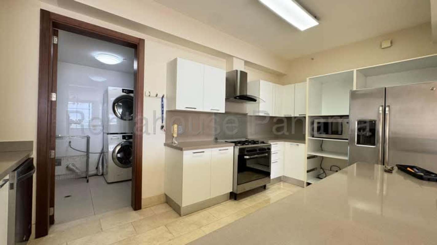 Spacious master bedroom with en-suite and golf view in PH Greenview Panama City