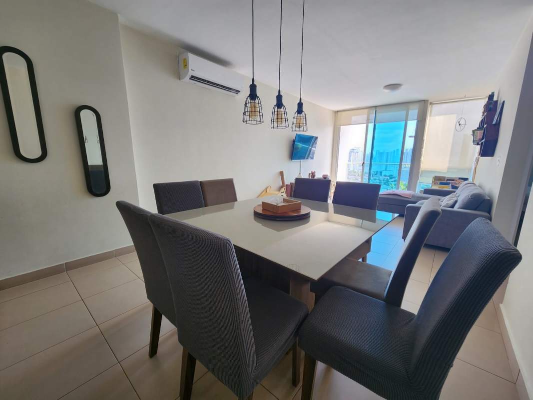 Spacious second bedroom with ensuite bathroom in PH MET 1 Panama