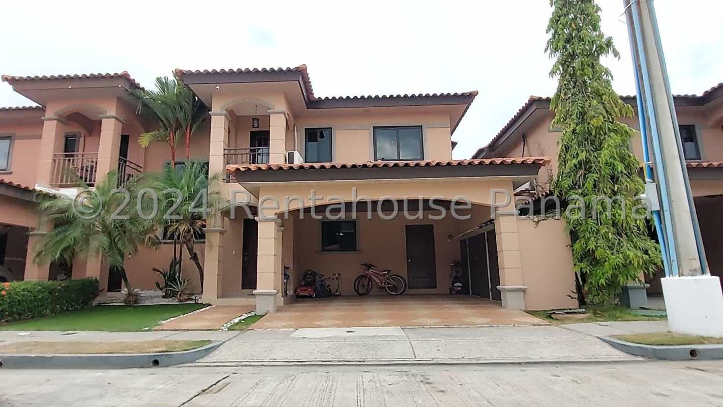 Functional laundry space with storage and appliances PH Versalles Don Bosco