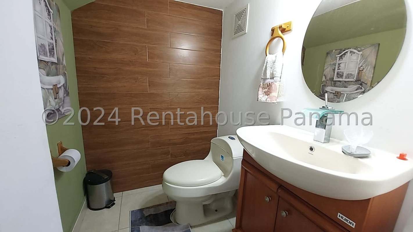 Contemporary bathroom with granite countertop and large mirror PH Versalles Panama