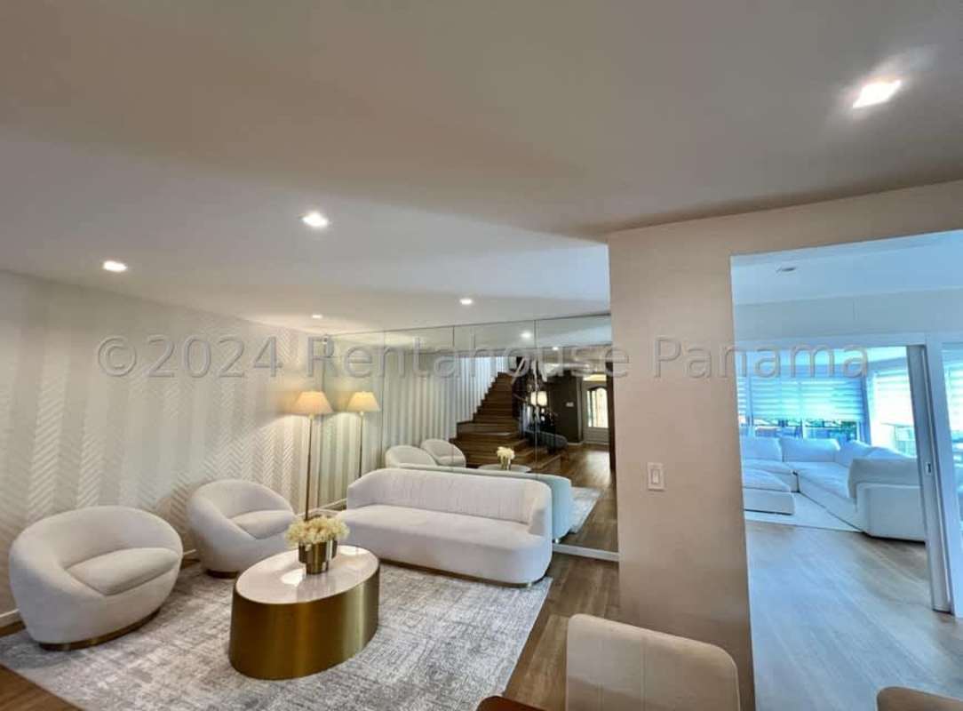 Luxury Corner Duplex with Pool & Jacuzzi in Villa Lucre