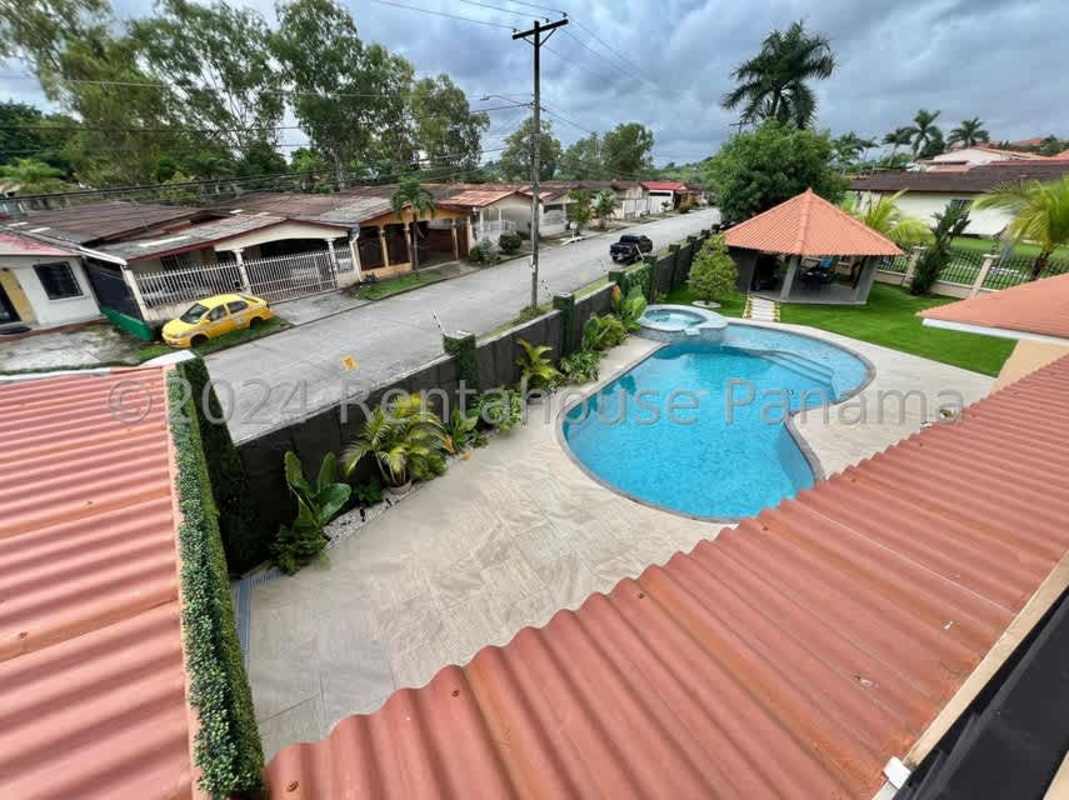 Modern bathroom with double vanity, spa bathtub and glass shower in Villa Lucre Panama