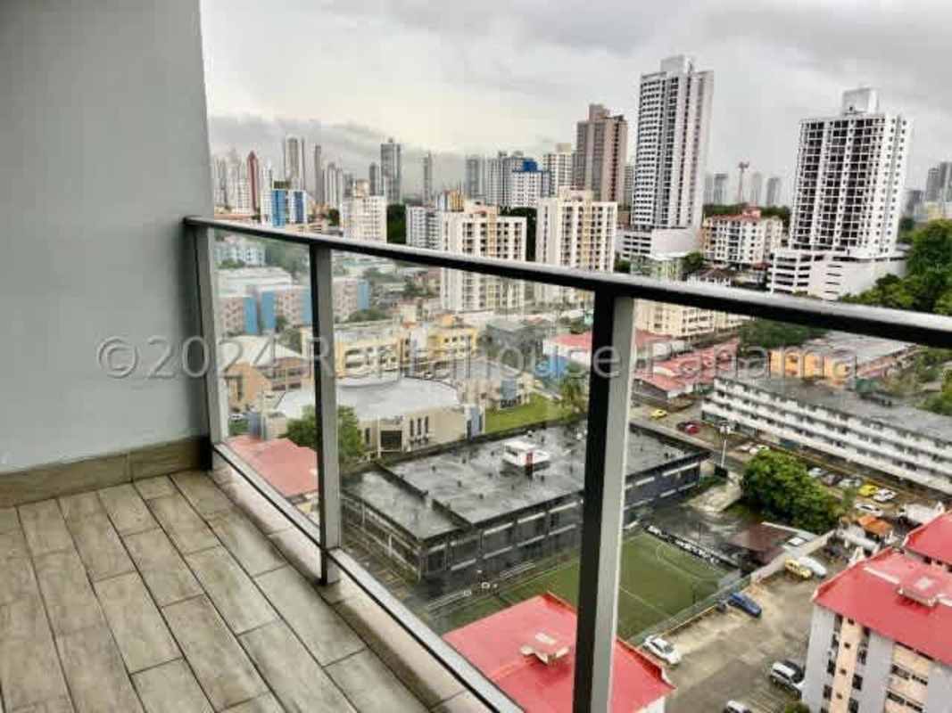 Safe rooftop children’s playground and artificial turf lounge PH Vista Hermosa Via España Panama