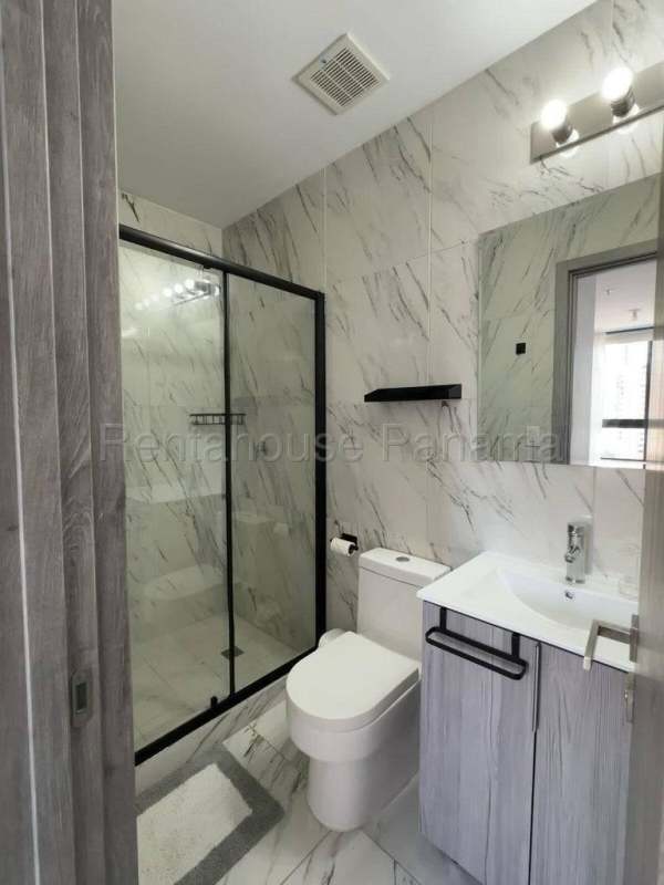 Spacious bedroom with large window, closet, and en-suite bathroom in PH The Gray Panama