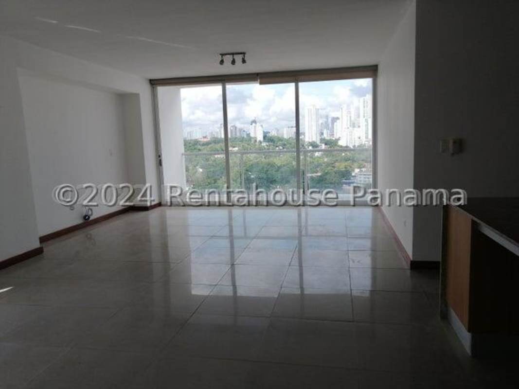 Bedroom with windows, porcelain tile floor, built-in closet PH Bahia del Golf Altos del Golf Panama