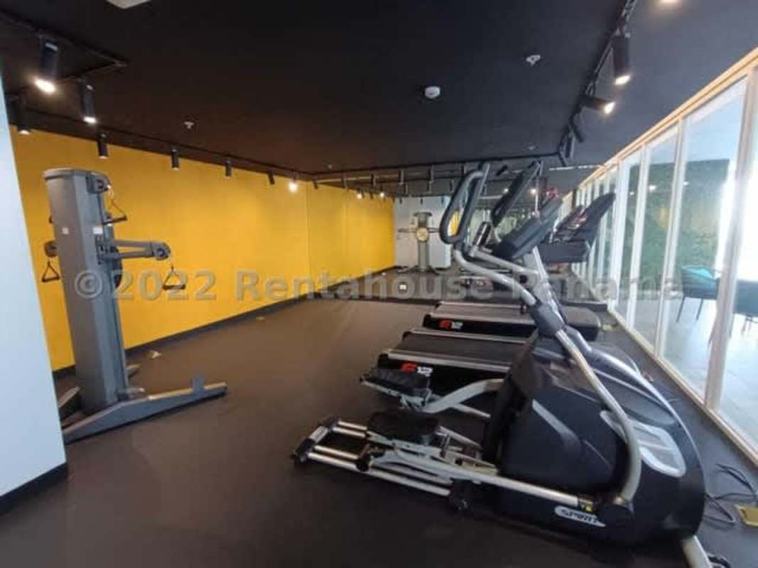 Infinity pool sun deck city skyline ocean view PH Bella Vista Park Panama