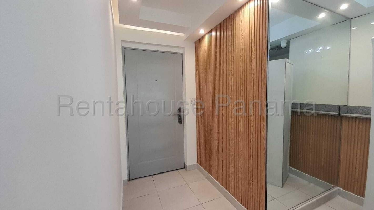 Bright living dining area ceramic floors balcony access Metropolitan Park Carrasquilla Panama City