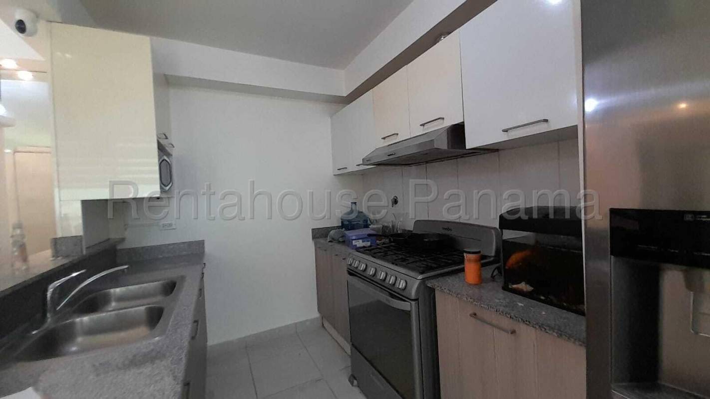 Modern bathroom with ceramic tile and walk-in shower Metropolitan Park Carrasquilla Panama