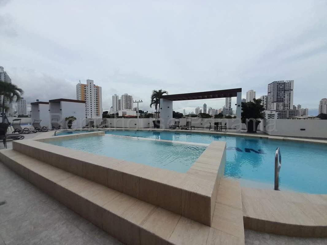 Master bedroom large built-in wardrobe ceramic floor Metropolitan Park Carrasquilla Panama City