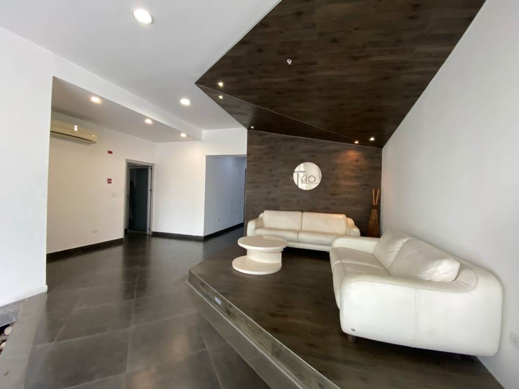 Bright living room with large windows and balcony access in PH Trio El Carmen Panama City