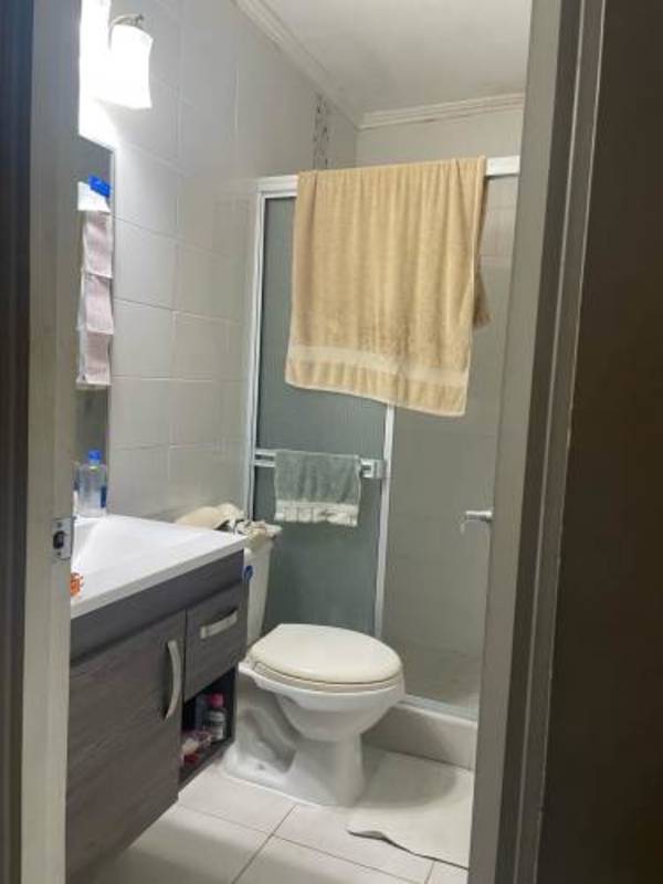 Bedroom with split air conditioning, built-in closet and bright tiles at PH Green Park Condado del Rey