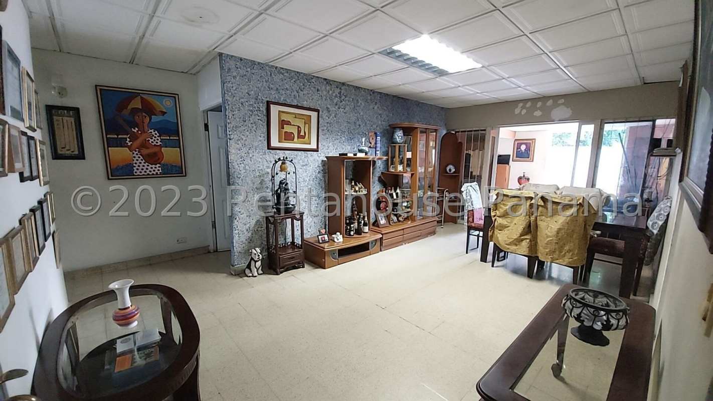 Large backyard garden with covered patio in house for sale Chanis Panama