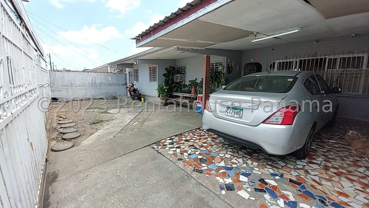 Spacious living and dining area with ceramic floors in Chanis house Panama