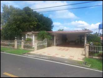 Covered driveway with gate and garden front Santiago Veraguas Barrida La Alameda Panama