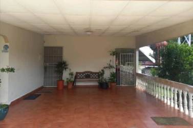 Traditional covered porch with potted plants Barrida La Alameda Santiago Veraguas