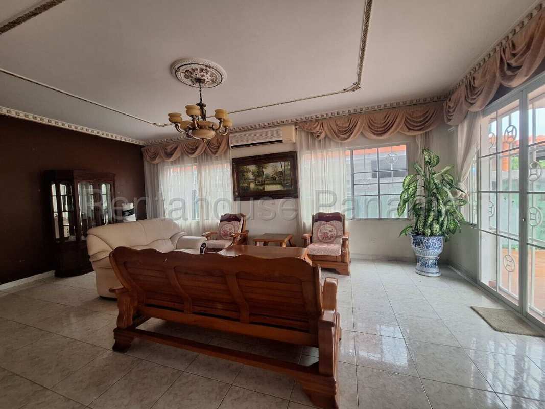Formal dining room with chandelier and wood dining set Ciudad del Sol Margarita Colón