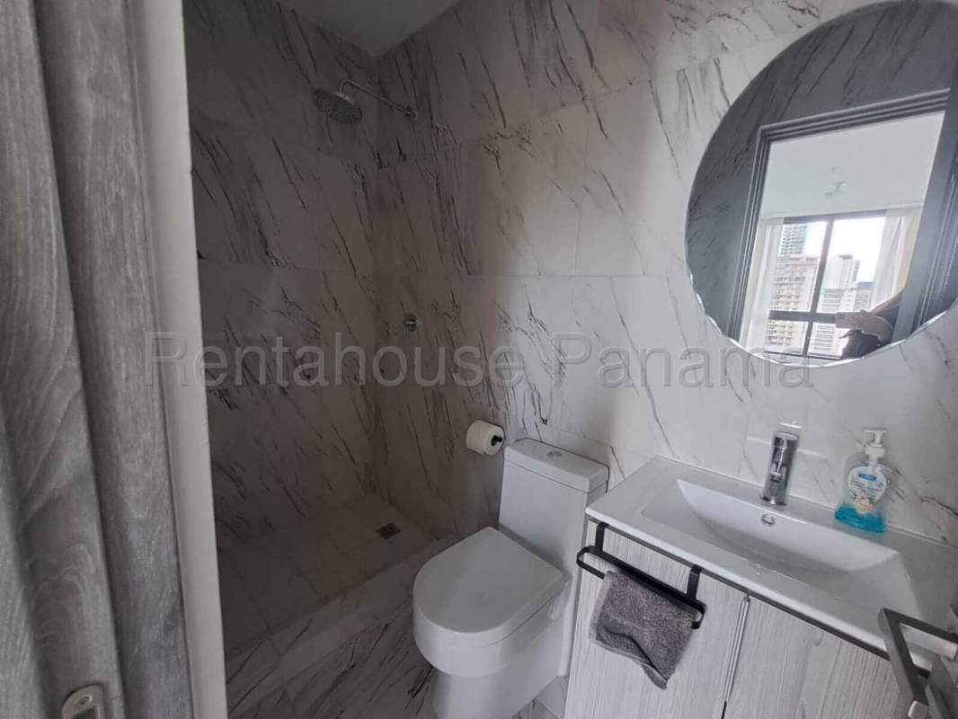 Covered outdoor infinity swimming pool with panoramic city skyline views in PH The Gray condominium Panama City