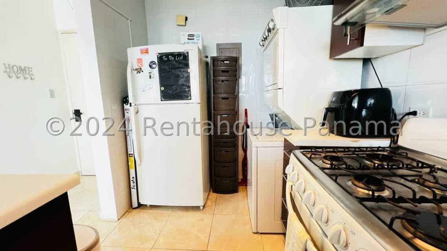 High-Floor 1BR Apartment with Terrace in Edison Park