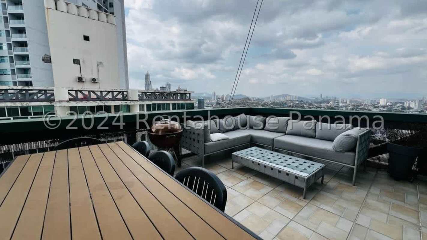 Multipurpose rooftop sports court with city views PH Edison Park Panama