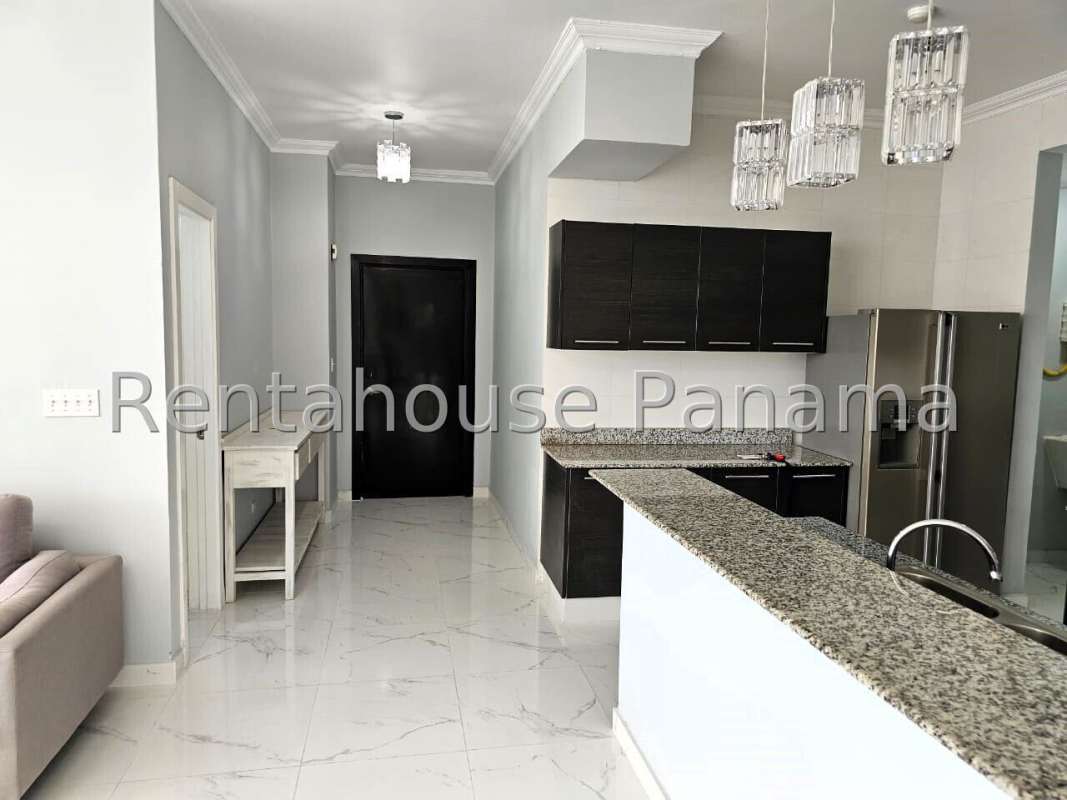Open kitchen with granite breakfast bar and appliances in PH Quadrat, San Francisco Panama City