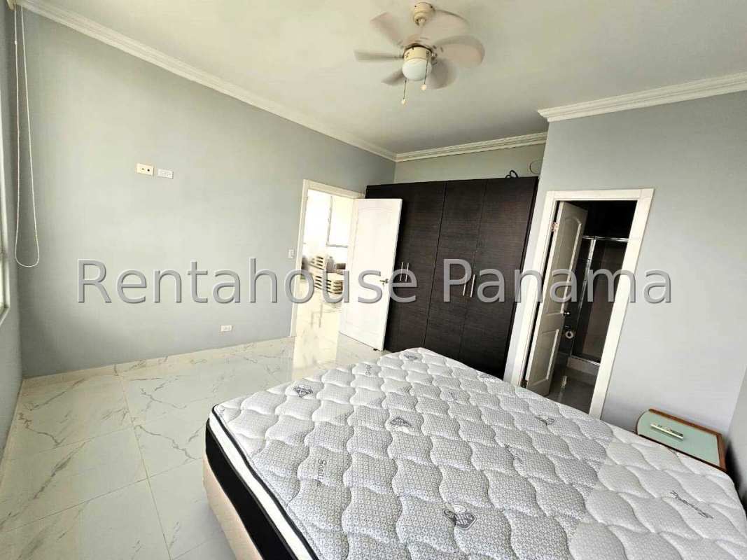 Social area lounge with games and city view at PH Quadrat Panama