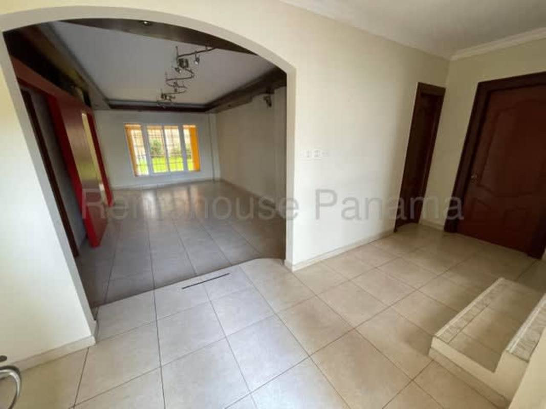 Spacious 5BR Family Home in Las Huacas Ancón