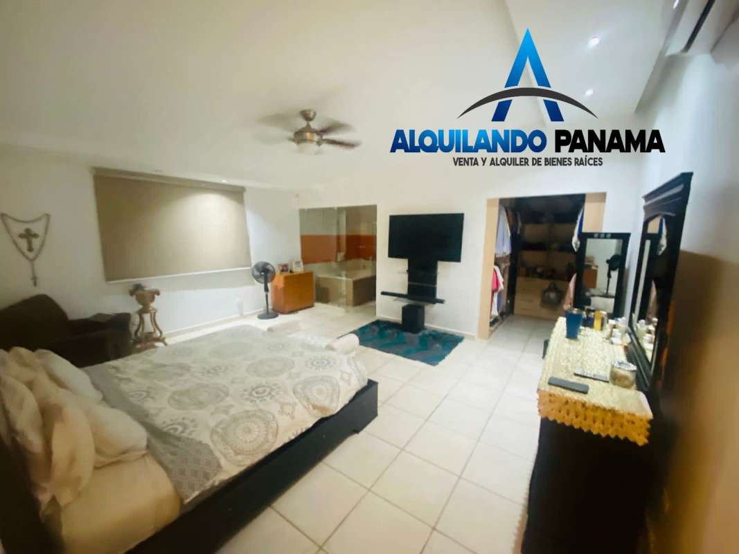 Large bedroom with ensuite bathtub, walk-in closet, TV, ceiling fan in Brisas del Golf Panama house