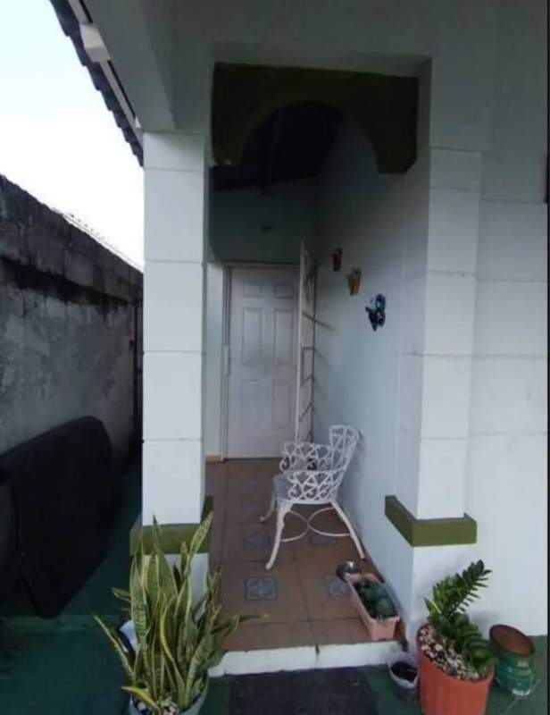 Cozy covered porch and garden area of single-family house in Villas del Mediterráneo Don Bosco Panama