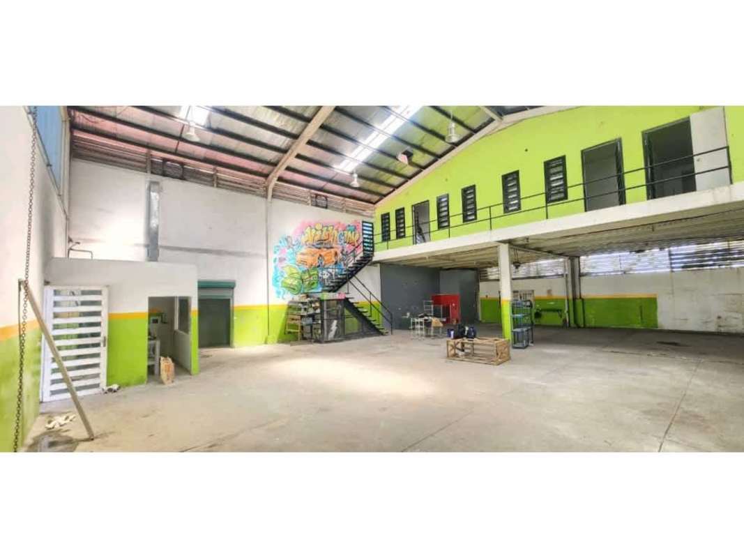 Warehouse interior showing large open storage with high ceiling and mezzanine in Panama