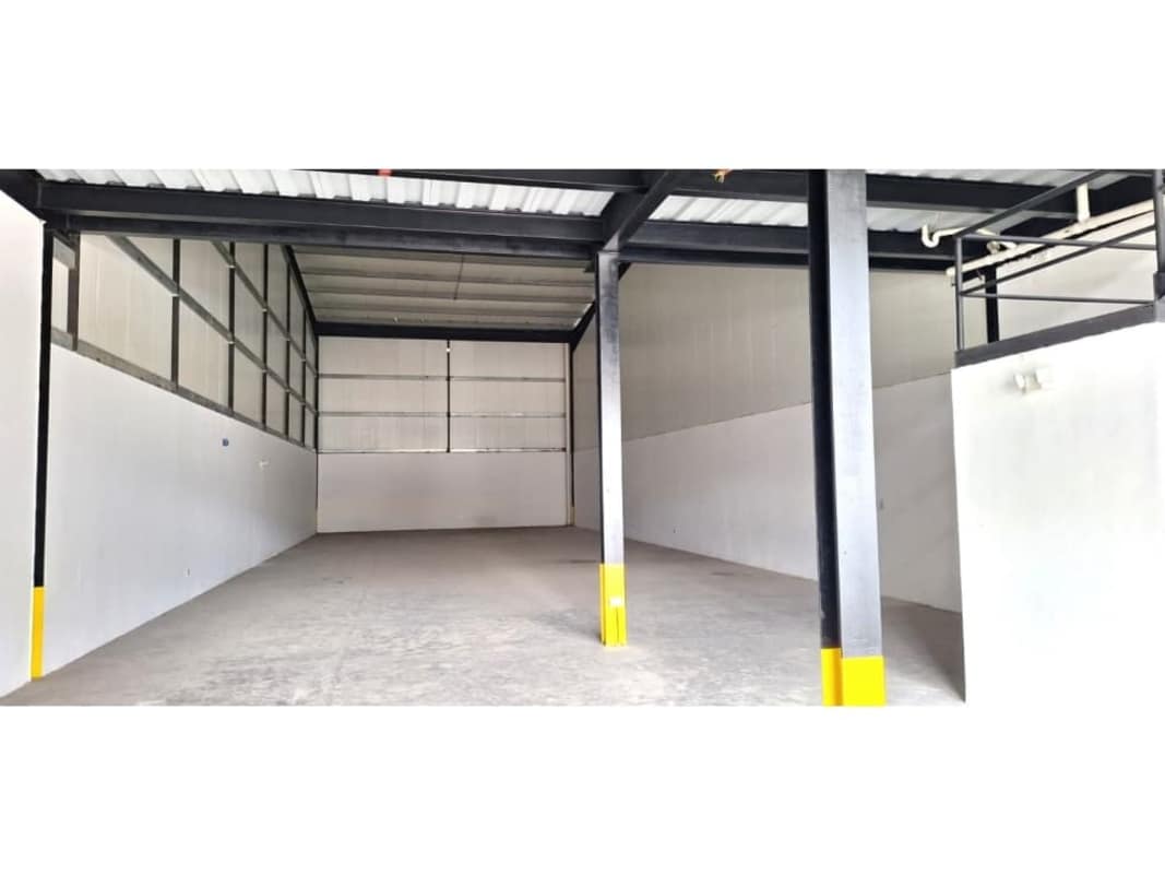 Mezzanine level for offices inside industrial warehouse in Llano Bonito Panama