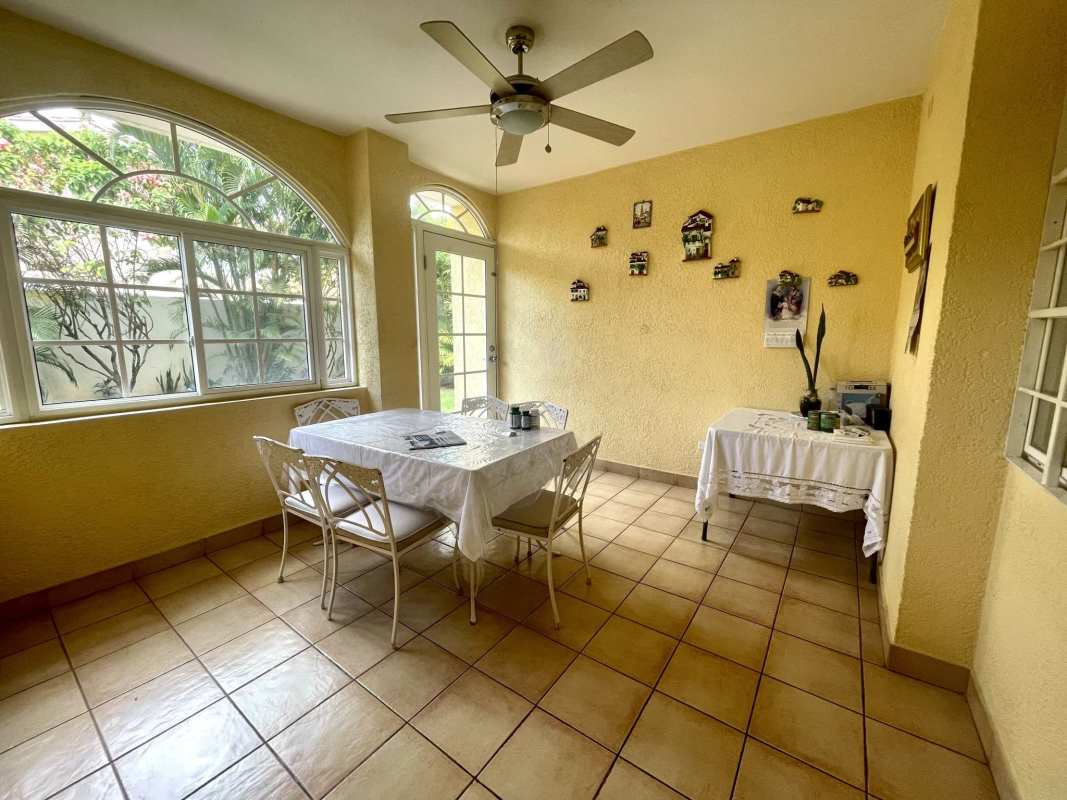 Bright family room with windows, ceiling fan, AC Costa Dorada Costa del Este Panama