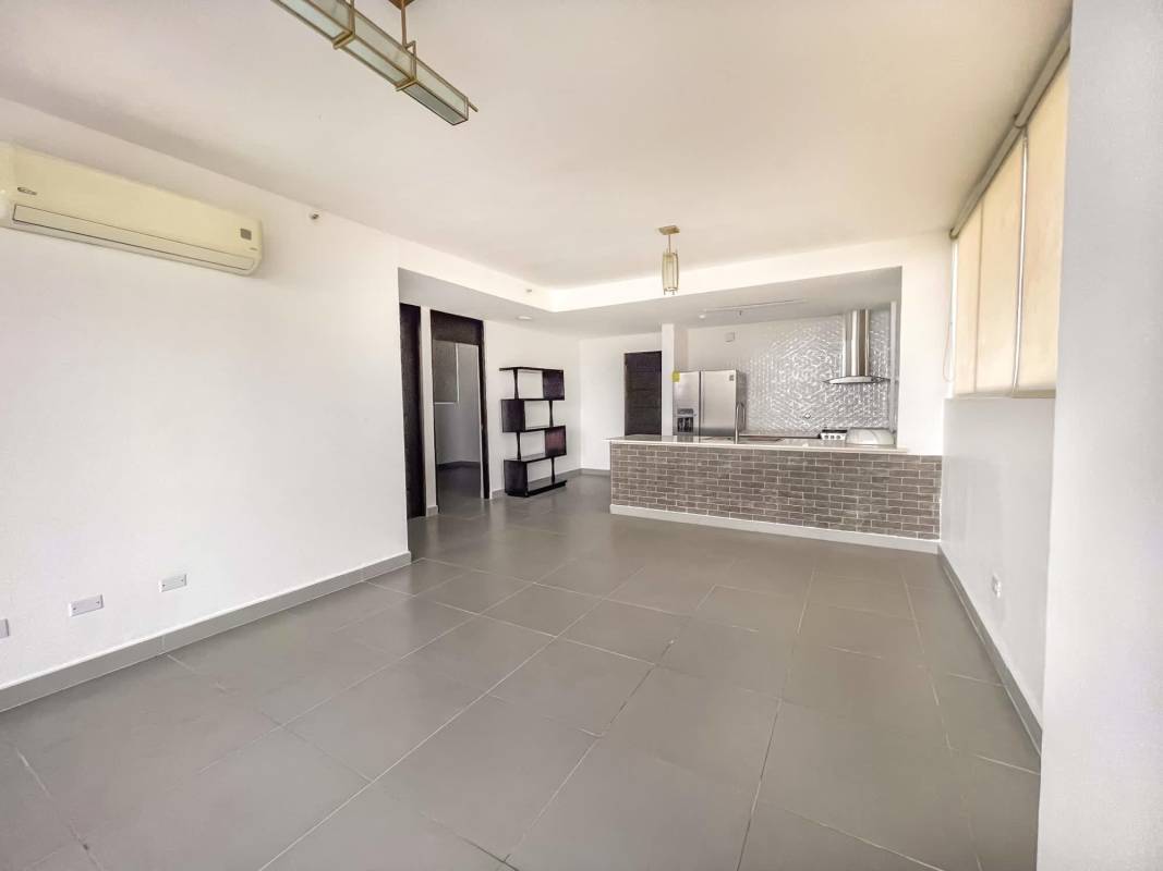 Bright bedroom with large windows, city view, and built-in closet at PH Trio Panama City