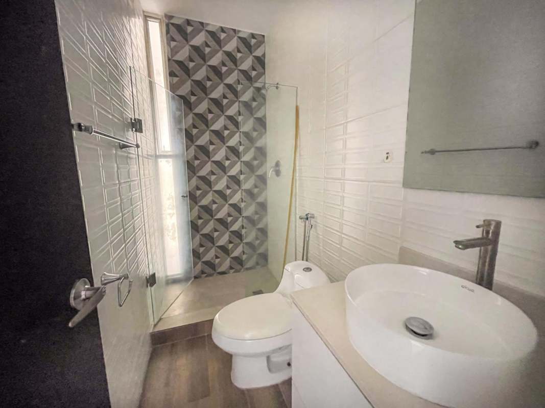 Modern lobby with water feature and seating at PH Trio El Carmen Bella Vista Panama