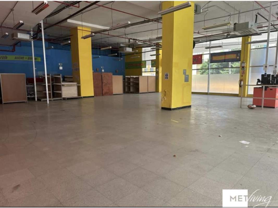 Empty retail store with high ceilings, shelves, windows Vía España Panama