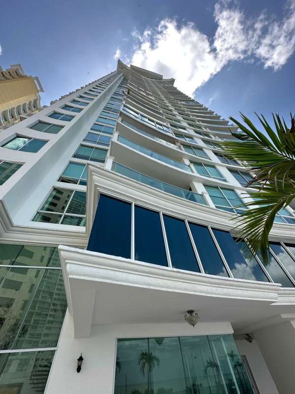 Spacious master bedroom with ensuite bathroom in PH Titanium San Francisco Panama