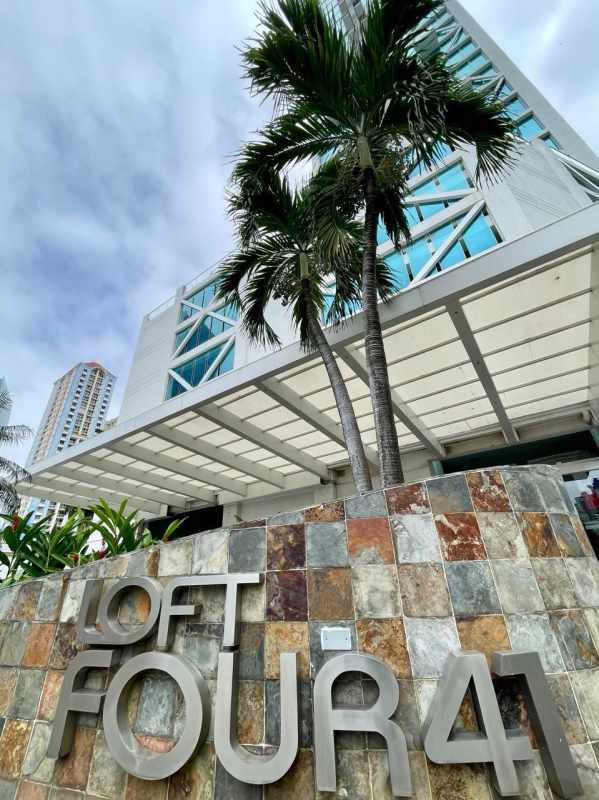 Bright loft bedroom featuring full-height windows with Pacific Ocean views at PH Loft Four41 Panama