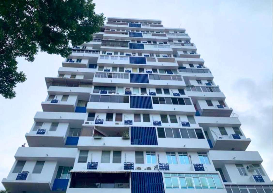 Modern facade of mid-rise PH Vía Porras Loft with balconies and blue accents Carrasquilla