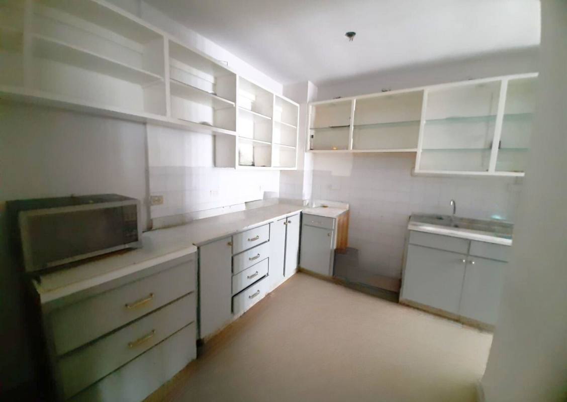 Spacious bedroom with wood floor, large window, built-in closet in Vía Porras apartment