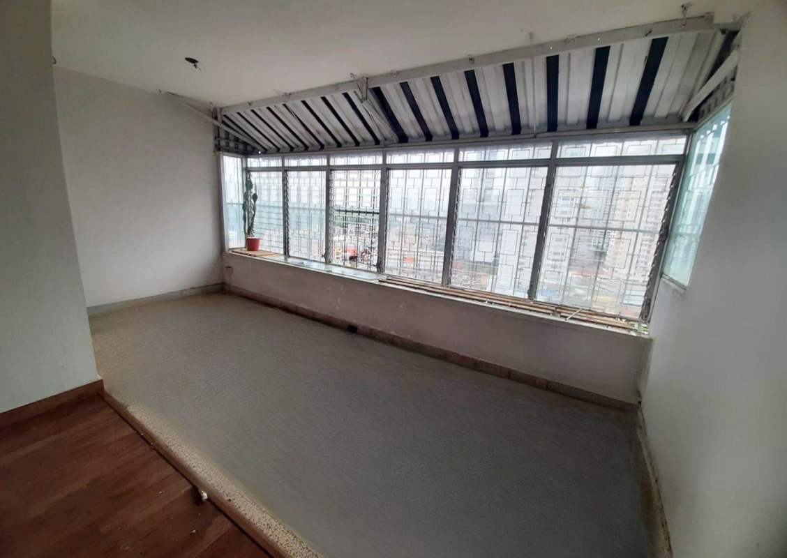 Bright sunroom enclosed balcony with large windows city views in PH Vía Porras Loft