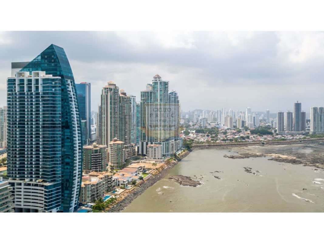 Oceanfront pool area, gazebo and lush gardens at Venetian Tower Punta Pacifica Panama