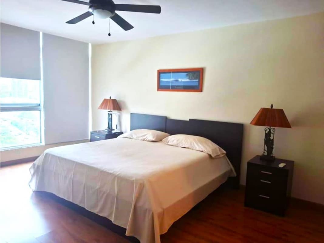 Bedroom with king bed, AC and city view in PH Bayfront apartment Panama City