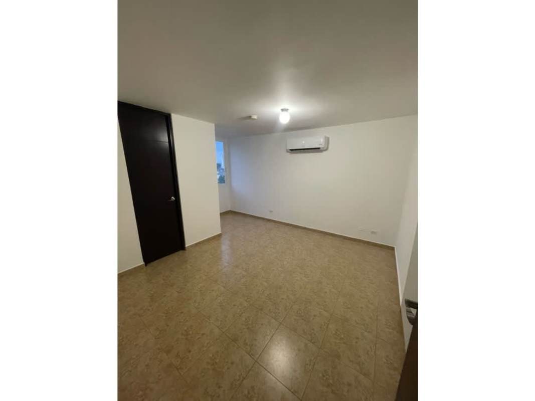 Contemporary bathroom with glass shower enclosure in PH Cosmopolitan Towers Panama