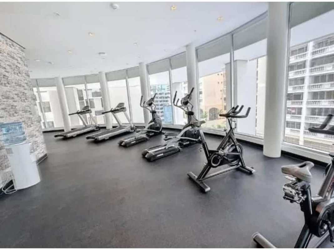 Infinity rooftop swimming pool overlooking Panama skyline at PH Urbana Obarrio